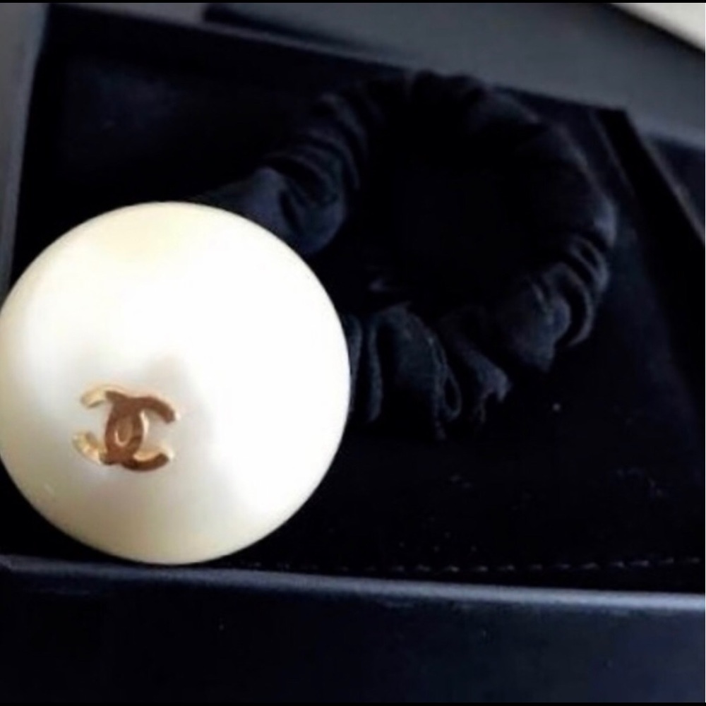 AUTHENTIC CHANEL JUMBO PEARL HAIR SCRUNCHY NEW ❤️